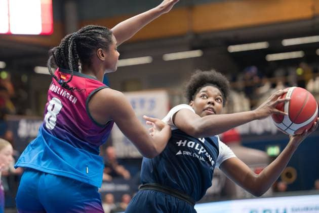 Chanel Ndi (Angels, 8), Khalis Cain (Lions, 5), Syntainics MBC vs. Eigner Angels Nördlingen, Basketball, Damen, Bundesliga, Saison 2025 26, 8. Spieltag, 22.11.2025. Weißenfels Stadthalle Sachsen-Anhalt Deutschland