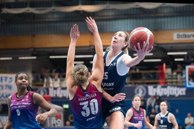 Samatha Ashby (Angels, 30), Sona Svetlikova (Lions, 15), Syntainics MBC vs. Eigner Angels Nördlingen, Basketball, Damen, Bundesliga, Saison 2025 26, 8. Spieltag, 22.11.2025. Weißenfels Stadthalle Sachsen-Anhalt Deutschland
