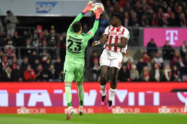 Torwart Michael Zetterer (Eintracht Frankfurt) und Ragnar Ache (1. FC Koeln) im Zweikampf waehrend des Spiels der Bundesliga zwischen 1. FC Köln und Eintracht Frankfurt, RheinEnergieSTADION am 22. November 2025 in Köln, Deutschland. (Foto von Ralf Treese DeFodi Images) +++ Torwart Michael Zetterer (Eintracht Frankfurt) und Ragnar Ache (1. FC Koeln) battle for the ball during the Bundesliga match between 1. FC Köln and Eintracht Frankfurt at RheinEnergieSTADION on November 22, 2025 in Köln, Germany. (Photo by Ralf Treese DeFodi Images) DFL regulations prohibit any use of photographs as image sequences and or quasi-video. (Photo by Ralf Treese DeFodi Images)