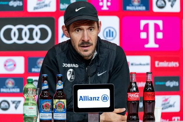 Julian Schuster (Chef-Trainer, SC Freiburg) bedient bei der Pressekonferenz nach dem Spiel GER, FC Bayern Muenchen vs. SC Freiburg, Fussball, Bundesliga, 11. Spieltag, Spielzeit 2025 2026, 22.11.2025. (DFL DFB REGULATIONS PROHIBIT ANY USE OF PHOTOGRAPHS as IMAGE SEQUENCES and or QUASI-VIDEO). GER, FC Bayern Muenchen vs. SC Freiburg, Fussball, Bundesliga, 11. Spieltag, Spielzeit 2025 2026, 22.11.2025. Muenchen Copyright: xEibner-Pressefoto HeikexFeinerx EP_HFR