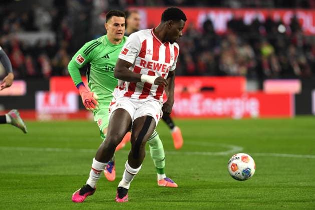 Torwart Michael Zetterer (Eintracht Frankfurt) und Ragnar Ache (1. FC Koeln) im Zweikampf waehrend des Spiels der Bundesliga zwischen 1. FC Köln und Eintracht Frankfurt, RheinEnergieSTADION am 22. November 2025 in Köln, Deutschland. (Foto von Ralf Treese DeFodi Images) +++ Torwart Michael Zetterer (Eintracht Frankfurt) und Ragnar Ache (1. FC Koeln) battle for the ball during the Bundesliga match between 1. FC Köln and Eintracht Frankfurt at RheinEnergieSTADION on November 22, 2025 in Köln, Germany. (Photo by Ralf Treese DeFodi Images) DFL regulations prohibit any use of photographs as image sequences and or quasi-video. (Photo by Ralf Treese DeFodi Images)