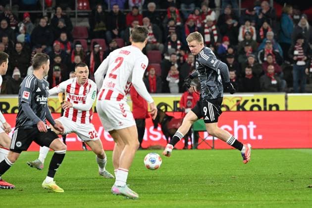 22.11.2025, xjhx, Fussball 1.Bundesliga, 1.FC Koeln - Eintracht Frankfurt v.l. Jonathan Jonny Burkardt (Eintracht Frankfurt) Torchance (DFL DFB REGULATIONS PROHIBIT ANY USE OF PHOTOGRAPHS as IMAGE SEQUENCES and or QUASI-VIDEO) Koeln