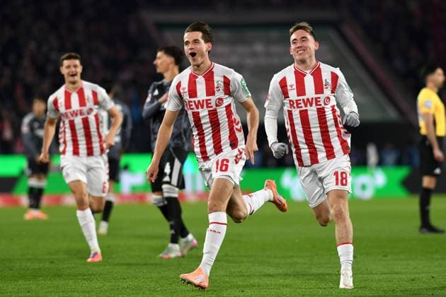 Jakub Kaminski (1. FC Koeln) Torjubel, jubelt mit seiner Mannschaft nach dem Treffer zum 1:0 waehrend des Spiels der Bundesliga zwischen 1. FC Köln und Eintracht Frankfurt, RheinEnergieSTADION am 22. November 2025 in Köln, Deutschland. (Foto von Ralf Treese DeFodi Images) +++ Jakub Kaminski (1. FC Koeln) celebrates after scoring his team™s first goal with teammates during the Bundesliga match between 1. FC Köln and Eintracht Frankfurt at RheinEnergieSTADION on November 22, 2025 in Köln, Germany. (Photo by Ralf Treese DeFodi Images) DFL regulations prohibit any use of photographs as image sequences and or quasi-video. (Photo by Ralf Treese DeFodi Images)