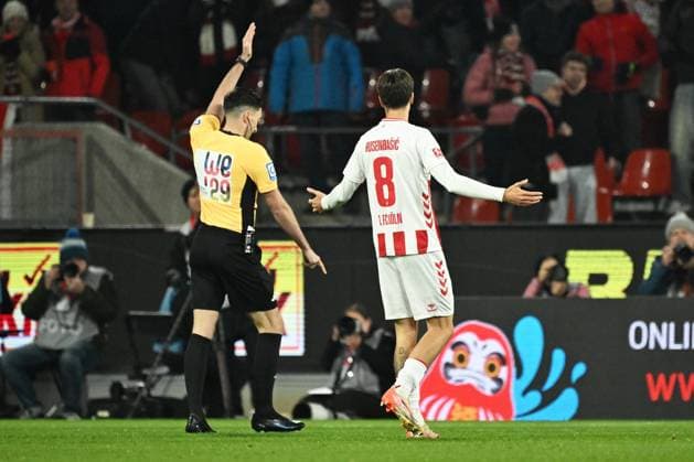 22.11.2025, xjhx, Fussball 1.Bundesliga, 1.FC Koeln - Eintracht Frankfurt v.l. Schiedsrichter Referee Florian Badstübner entscheidet zunächst auf Abseits vor dem Tor zum 1:0 VAR (DFL DFB REGULATIONS PROHIBIT ANY USE OF PHOTOGRAPHS as IMAGE SEQUENCES and or QUASI-VIDEO) Koeln