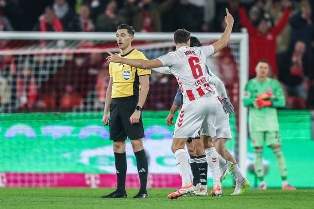 Fußball 1. Bundesliga 11. Spieltag 1. FC Köln - Eintracht Frankfurt am 22.11.2025 im RheinEnergieStadion in Köln Schiedsrichter Florian Badstübner ( Nürnberg ) verkündet das Ergebnis des VAR Videoassist Videobeweis Torjubel zum 1:0 durch Jakub Kaminski ( Köln ) DFL regulations prohibit any use of photographs as image sequences and or quasi-video.