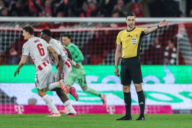 Fußball 1. Bundesliga 11. Spieltag 1. FC Köln - Eintracht Frankfurt am 22.11.2025 im RheinEnergieStadion in Köln Schiedsrichter Florian Badstübner ( Nürnberg ) verkündet das Ergebnis des VAR Videoassist Videobeweis Torjubel zum 1:0 durch Jakub Kaminski ( Köln ) DFL regulations prohibit any use of photographs as image sequences and or quasi-video.