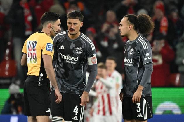 22.11.2025, xjhx, Fussball 1.Bundesliga, 1.FC Koeln - Eintracht Frankfurt v.l. Schiedsrichter Referee Florian Badstübner Robin Koch (Eintracht Frankfurt) Arthur Theate (Eintracht Frankfurt) (DFL DFB REGULATIONS PROHIBIT ANY USE OF PHOTOGRAPHS as IMAGE SEQUENCES and or QUASI-VIDEO) Koeln