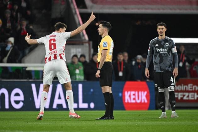 22.11.2025, xjhx, Fussball 1.Bundesliga, 1.FC Koeln - Eintracht Frankfurt v.l. Eric Martel (1.FC Köln, Koeln) Schiedsrichter Referee Florian Badstübner Robin Koch (Eintracht Frankfurt) (DFL DFB REGULATIONS PROHIBIT ANY USE OF PHOTOGRAPHS as IMAGE SEQUENCES and or QUASI-VIDEO) Koeln
