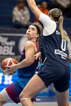 Toyota DBBL - 2025 2026 - Syntainics MBC vs.Eigener Angels Nördlingen Halle Saale, Deutschland 22.November 2025: Im Bild:v. li. im Zweikampf Pauline Mayer (Noerdlingen) und Alexia Allesch (Halle) Weissenfels Stadthalle Weissenfels Sachsen-Anhalt Deutschland