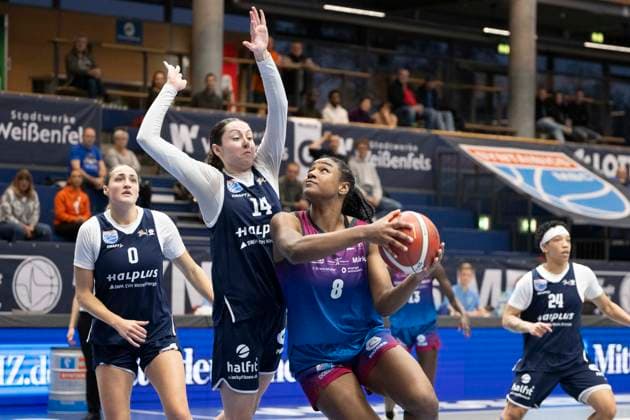 Toyota DBBL - 2025 2026 - Syntainics MBC vs.Eigener Angels Nördlingen Halle Saale, Deutschland 22.November 2025: Im Bild:v.li.Alexia Allesch (Halle), Katelyn Shumate (Halle) und Chanel Ndi (Noerdlingen) Weissenfels Stadthalle Weissenfels Sachsen-Anhalt Deutschland