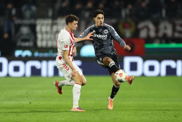 22.11.2025, Fussball Bundesliga, 1. FC Köln - Eintracht Frankfurt, v.l., Eric Martel (1. FC Köln), Fares Chaibi (Eintracht Frankfurt) DFL DFB REGULATIONS PROHIBIT ANY USE OF PHOTOGRAPHS AS IMAGE SEQUENCES AND OR QUASI-VIDEO. xdcx Copyright: HMBxMedia Claus