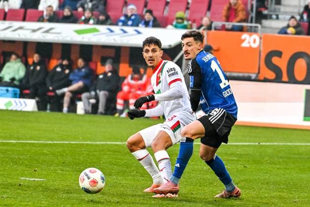 GER, 1. FBL, FC Augsburg vs Hamburger SV 22.11.2025, WWK-Arena, Augsburg, GER, 1. FBL, FC Augsburg vs Hamburger SV, im Bild Dimitrios Giannoulis (FC Augsburg, 13), Giogi Gocholeishvili (Hamburger SV, 16)