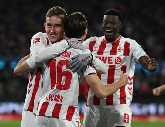 22.11.2025, xophax, Fussball 1.Bundesliga, 1.FC Koeln - Eintracht Frankfurt Jakub Kaminski ( 1.FC Köln ) nach seinem Tor zum 1 zu 0 mit Isak Johannesson , Lin ks und Ragnar Ache , rechts ( alle 1.FC Köln ) (DFL DFB REGULATIONS PROHIBIT ANY USE OF PHOTOGRAPHS as IMAGE SEQUENCES and or QUASI-VIDEO) Koeln