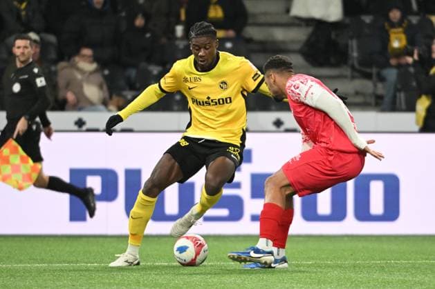 BERN, SWITZERLAND - NOVEMBER 22: Chris Bedia of Young Boys c) against during Marvin Martins of Winterthur r) the Swiss Super League match between BSC Young Boys and FC Winterthur at Stadion Wankdorf on November 22, 2025 in Bern, Switzerland. Bern Stadion Wankdorf Bern Switzerland Copyright: xJustPictures.ch ManuelxWinterbergerx jp-en-EuSpIm-MWI_5616