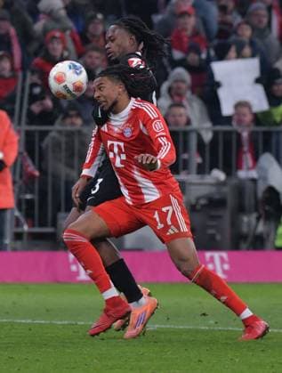 22.11.2025, xblx, Fussball 1.Bundesliga, FC Bayern Muenchen - SC Freiburg v.l. Jordy Makengo (SC Freiburg), Michael Olise (FC Bayern Muenchen) (DFL DFB REGULATIONS PROHIBIT ANY USE OF PHOTOGRAPHS as IMAGE SEQUENCES and or QUASI-VIDEO) Muenchen