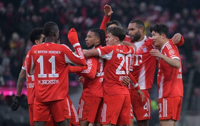 22.11.2025, xblx, Fussball 1.Bundesliga, FC Bayern Muenchen - SC Freiburg v.l. Luis Diaz (FC Bayern Muenchen), Nicolas Jackson (FC Bayern Muenchen), Michael Olise (FC Bayern Muenchen), Tom Bischof (FC Bayern Muenchen), Jonathan Tah (FC Bayern Muenchen), Min-jae Kim (FC Bayern Muenchen), Goal scored, Tor zum 6:2, celebrate the goal, Torjubel , Jubel, jubeln, jubelt, (DFL DFB REGULATIONS PROHIBIT ANY USE OF PHOTOGRAPHS as IMAGE SEQUENCES and or QUASI-VIDEO) Muenchen