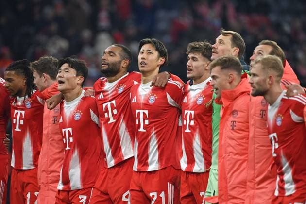 Schlussjubel ,Teamfoto,Team,Mannschaft,Mannschaftsfoto,v.liMichael OLISE (Bayern Muenchen), Torwart Jonas URBIG (Bayern Muenchen),Minjae KIM (FC Bayern Muenchen),Jonathan TAH (Bayern Muenchen),Hiroki ITO (Bayern Muenchen),Tom BISCHOF (Bayern Muenchen),Manuel NEUER (Torwart Bayern Muenchen),Joshua KIMMICH (Bayern Muenchen),Harry KANE (Bayern Muenchen),Konrad LAIMER (Bayern Muenchen),Jubel,Freude,Begeisterung, Fussball 1. Bundesliga Saison 2025 2026, 11.Spieltag, Spieltag11 FC Bayern Muenchen - SC Freiburg 6-2 am 22.11.2025 , A L L I A N Z A R E N A.