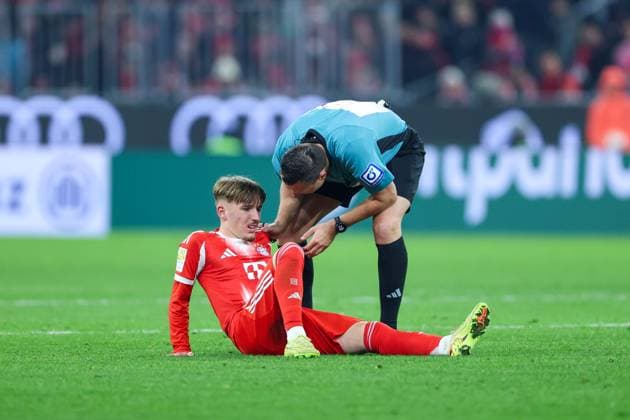 Fußball 1. Bundesliga 11. Spieltag FC Bayern München - SC Freiburg am 22.11.2025 in der Allianz Arena in München Lennart Karl ( München ) liegt verletzt am Boden. DFL regulations prohibit any use of photographs as image sequences and or quasi-video.