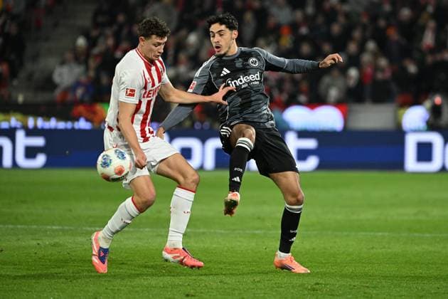 22.11.2025, xjhx, Fussball 1.Bundesliga, 1.FC Koeln - Eintracht Frankfurt v.l. Eric Martel (1.FC Köln, Koeln) Fares Chaibi (Eintracht Frankfurt) Zweikampf, Aktion, action, battle for the ball (DFL DFB REGULATIONS PROHIBIT ANY USE OF PHOTOGRAPHS as IMAGE SEQUENCES and or QUASI-VIDEO) Koeln