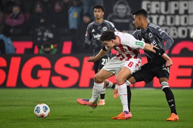 22.11.2025, xjhx, Fussball 1.Bundesliga, 1.FC Koeln - Eintracht Frankfurt v.l. Eric Martel (1.FC Köln, Koeln) Ansgar Knauff (Eintracht Frankfurt) Zweikampf, Aktion, action, battle for the ball (DFL DFB REGULATIONS PROHIBIT ANY USE OF PHOTOGRAPHS as IMAGE SEQUENCES and or QUASI-VIDEO) Koeln