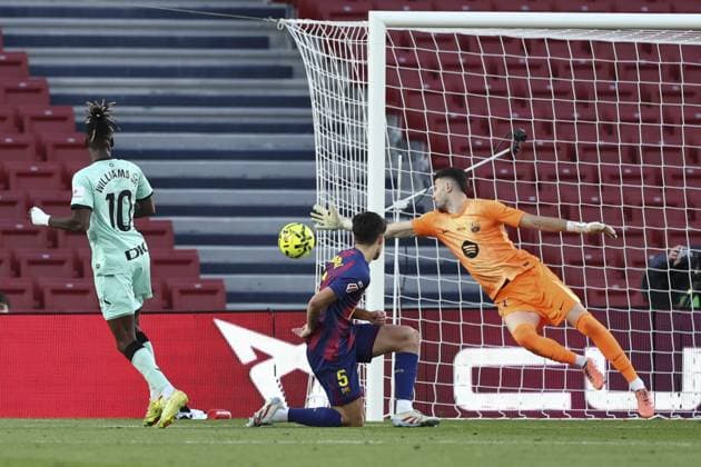 FC Barcelona, Barca v Athletic Bilbao - LaLiga BARCELONA, SPAIN - NOVEMBER 22: Barcelona s goalkeeper Joan Garcia vies with Athletic Bilbao s Nico Williams during the Spanish league football match between FC Barcelona and Athletic Club Bilbao at Camp Nou Stadium in Barcelona on November 22, 2025. Adria Puig Anadolu Barcelona Spain. Editorial use only. Please get in touch for any other usage.  Copyright: x2025xAnadoluxAdriaxPuigx