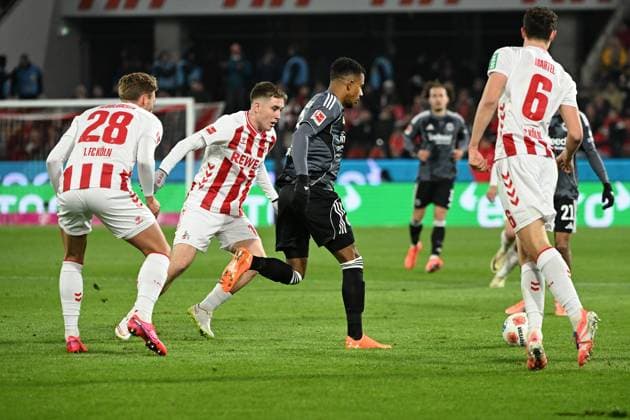 22.11.2025, xjhx, Fussball 1.Bundesliga, 1.FC Koeln - Eintracht Frankfurt v.l. Isak Johannesson (1.FC Köln, Koeln) Ansgar Knauff (Eintracht Frankfurt) Zweikampf, Aktion, action, battle for the ball (DFL DFB REGULATIONS PROHIBIT ANY USE OF PHOTOGRAPHS as IMAGE SEQUENCES and or QUASI-VIDEO) Koeln