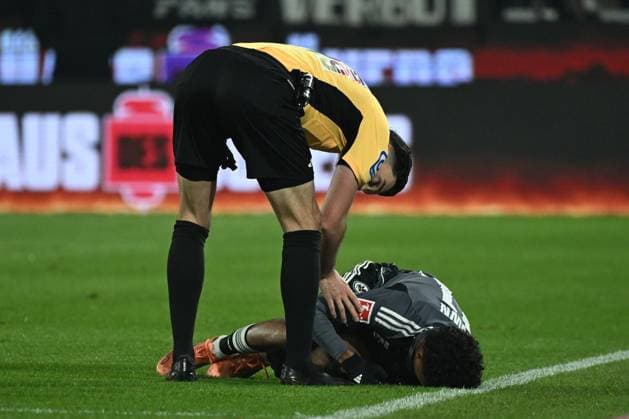 22.11.2025, xjhx, Fussball 1.Bundesliga, 1.FC Koeln - Eintracht Frankfurt v.l. Nathaniel Brown (Eintracht Frankfurt) verletzt, Verletzung, Schmerz, Schmerzen (DFL DFB REGULATIONS PROHIBIT ANY USE OF PHOTOGRAPHS as IMAGE SEQUENCES and or QUASI-VIDEO) Koeln