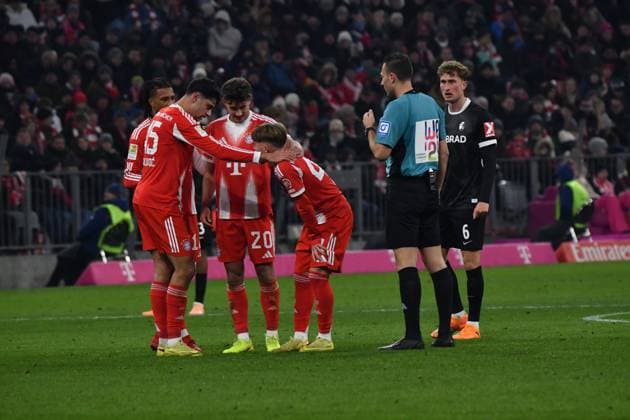 22.11.2025, Allianz Arena, München, GER, 1.FBL, FC Bayern München vs SC Freiburg , im Bild Lennart Karl (München) verletzt sich und muss ausgewechselt werden. DFL regulations prohibit any use of photographs as image sequences and or quasi-video. (Photo by Midori Ikenouchi Hasan Bratic DeFodi Images)