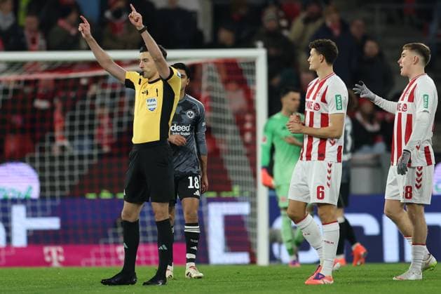 GER, 1.FBL, 1. FC Koeln vs. Eintracht Frankfurt 22.11.2025, Rheinenergie Stadion, Koeln, GER, 1.FBL, 1. FC Koeln vs. Eintracht Frankfurt, im Bild: Tor wird anerkannt nach Videobeweis Schiedsrichter referee Florian Badstübner Badstuebner zeigt es an