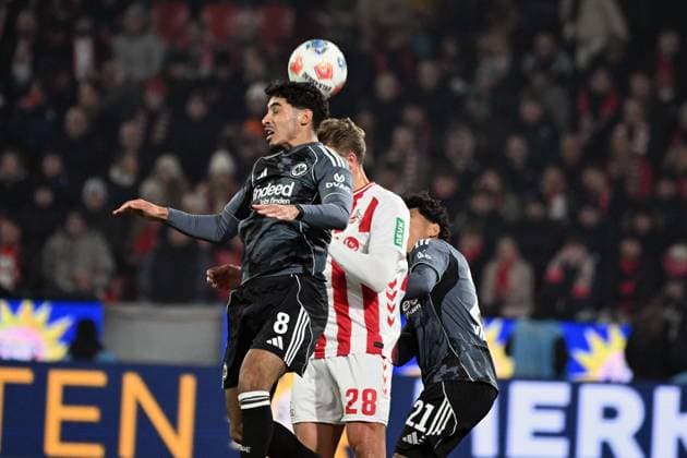 22.11.2025, xjhx, Fussball 1.Bundesliga, 1.FC Koeln - Eintracht Frankfurt v.l. Fares Chaibi (Eintracht Frankfurt) Sebastian Sebulonsen (1.FC Köln, Koeln) Nathaniel Brown (Eintracht Frankfurt) Zweikampf, Aktion, action, battle for the ball (DFL DFB REGULATIONS PROHIBIT ANY USE OF PHOTOGRAPHS as IMAGE SEQUENCES and or QUASI-VIDEO) Koeln