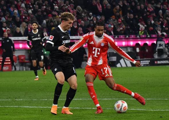 22.11.2025, Allianz Arena, München, GER, 1.FBL, FC Bayern München vs SC Freiburg , im Bild Patrick Osterhage (Freiburg), Michael Olise (München) DFL regulations prohibit any use of photographs as image sequences and or quasi-video. (Photo by Midori Ikenouchi Hasan Bratic DeFodi Images)