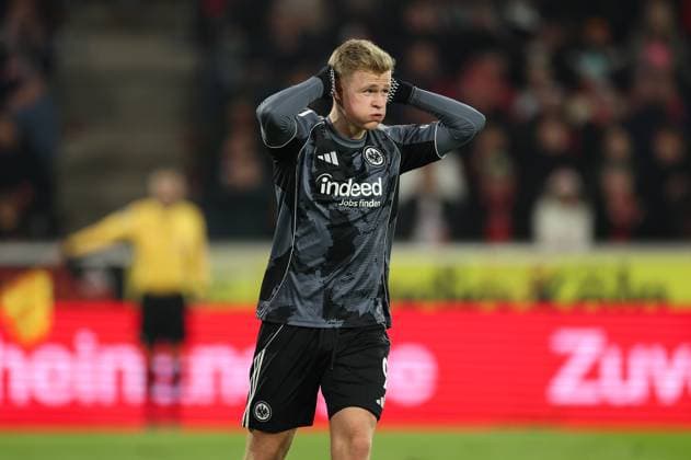 22.11.2025, Fussball Bundesliga, 1. FC Köln - Eintracht Frankfurt, v.l., Jonathan Burkardt (Eintracht Frankfurt) enttaeuscht, enttaeuscht schauend, dissapointed, traurig, frustiert, frust, gefrustet DFL DFB REGULATIONS PROHIBIT ANY USE OF PHOTOGRAPHS AS IMAGE SEQUENCES AND OR QUASI-VIDEO. xdcx Copyright: HMBxMedia Claus
