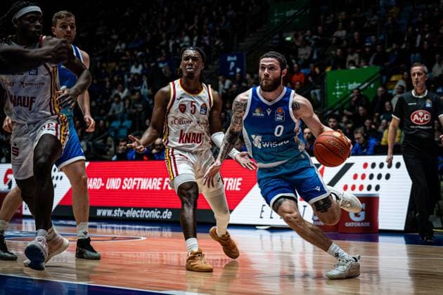 22.11.2025, xhfmx, Basketball easyCredit BBL Bundesliga, Frankfurt Skyliners - Würzburg Baskets v.l. Marcus Carr (Würzburg Basekts) im Zweikampf mit Logan Johnson (Skyliners Frankfurt) (DFL DFB REGULATIONS PROHIBIT ANY USE OF PHOTOGRAPHS as IMAGE SEQUENCES and or QUASI-VIDEO) Frankfurt am Main