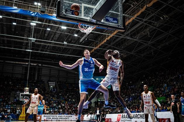 22.11.2025, xhfmx, Basketball easyCredit BBL Bundesliga, Frankfurt Skyliners - Würzburg Baskets v.l. Jacob Knauf (Skyliners Frankfurt) und Charles Thompson (Würzburg Basekts) im Luftduell am Korb (DFL DFB REGULATIONS PROHIBIT ANY USE OF PHOTOGRAPHS as IMAGE SEQUENCES and or QUASI-VIDEO) Frankfurt am Main