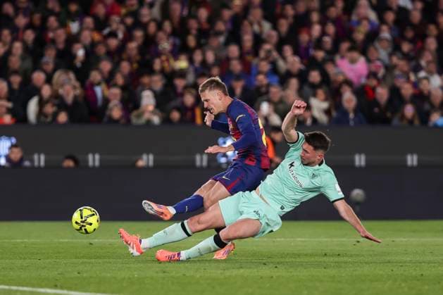 November 22, 2025, Barcelona, Barcelona, SPAIN: Dani Olmo of FC Barcelona, Barca and Aymeric Laporte of Athletic Club compete for the ball during the Spanish league, La Liga EA Sports, football match played between FC Barcelona and Athletic Club at Spotify Camp Nou stadium on November 22, 2025 in Barcelona, Spain. Barcelona SPAIN - ZUMAa181 20251122_zaa_a181_160 Copyright: xJavierxBorregox