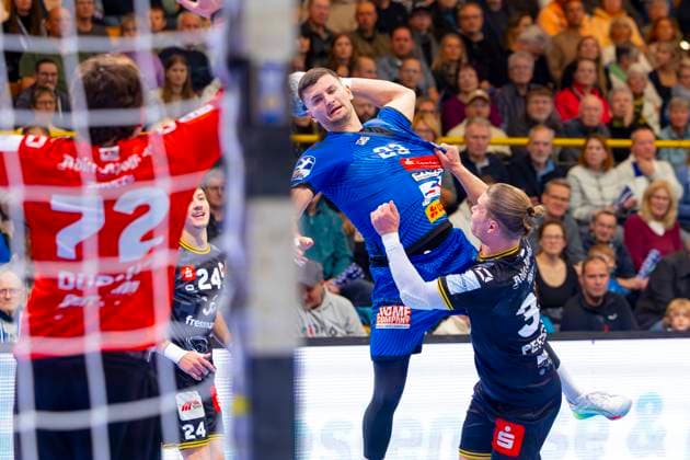 Janik Schrader (Nr. 23, VfL Lübeck-Schwartau) gegen Jörn Persson (Nr. 34, HSG Krefeld Niederrhein). VfL Luebeck-Schwartau vs. HSG Krefeld Niederrhein, Handball, 2. Bundesliga, 22.11.25 Luebeck Schleswig-Holstein Germany Copyright: xAgentur54Gradx xFelixxKoenigx