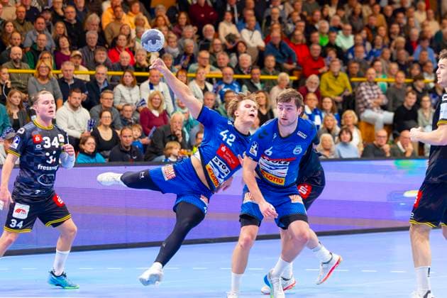 Einar Nickelsen (Nr. 42, VfL Lübeck-Schwartau). VfL Luebeck-Schwartau vs. HSG Krefeld Niederrhein, Handball, 2. Bundesliga, 22.11.25 Luebeck Schleswig-Holstein Germany Copyright: xAgentur54Gradx xFelixxKoenigx