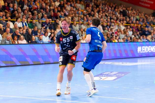 Paul Holzhacker (Nr. 4, VfL Lübeck-Schwartau) ist niedergeschlagen deprimiert enttaeuscht. Niklas Ingenpaß (Nr. 55, HSG Krefeld Niederrhein) freut sich jubelt. VfL Luebeck-Schwartau vs. HSG Krefeld Niederrhein, Handball, 2. Bundesliga, 22.11.25 Luebeck Schleswig-Holstein Germany Copyright: xAgentur54Gradx xFelixxKoenigx