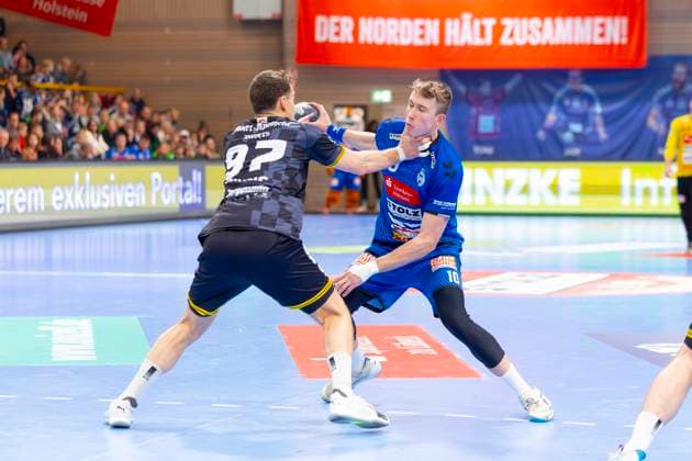 Ole Hagedorn (Nr. 10, VfL Lübeck-Schwartau) gegen Matija Mircic (Nr. 97, HSG Krefeld Niederrhein). VfL Luebeck-Schwartau vs. HSG Krefeld Niederrhein, Handball, 2. Bundesliga, 22.11.25 Luebeck Schleswig-Holstein Germany Copyright: xAgentur54Gradx xFelixxKoenigx