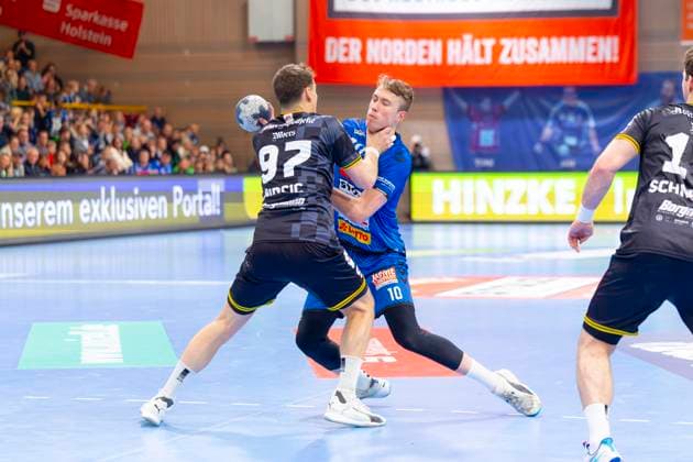 Ole Hagedorn (Nr. 10, VfL Lübeck-Schwartau) gegen Matija Mircic (Nr. 97, HSG Krefeld Niederrhein). VfL Luebeck-Schwartau vs. HSG Krefeld Niederrhein, Handball, 2. Bundesliga, 22.11.25 Luebeck Schleswig-Holstein Germany Copyright: xAgentur54Gradx xFelixxKoenigx