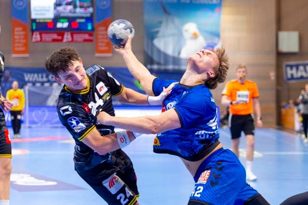 Einar Nickelsen (Nr. 42, VfL Lübeck-Schwartau) gegen Cedric Marquardt (Nr. 24, HSG Krefeld Niederrhein). VfL Luebeck-Schwartau vs. HSG Krefeld Niederrhein, Handball, 2. Bundesliga, 22.11.25 Luebeck Schleswig-Holstein Germany Copyright: xAgentur54Gradx xFelixxKoenigx