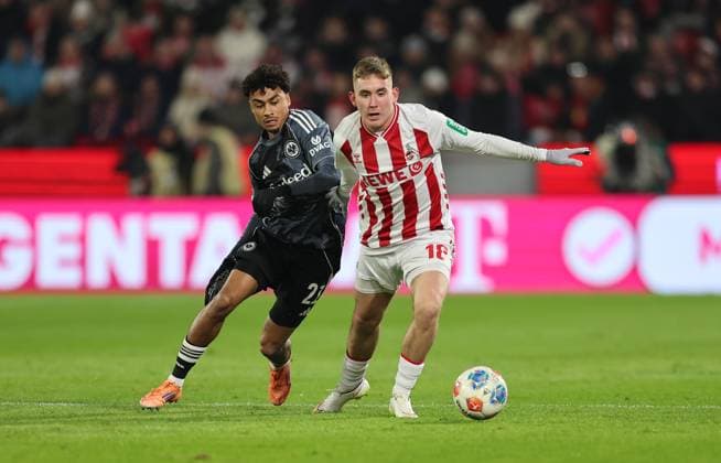 22.11.2025, Fussball Bundesliga, 1. FC Köln - Eintracht Frankfurt, v.l., Nathaniel Brown (Eintracht Frankfurt), Isak Johannesson (1. FC Köln) DFL DFB REGULATIONS PROHIBIT ANY USE OF PHOTOGRAPHS AS IMAGE SEQUENCES AND OR QUASI-VIDEO. xdcx Copyright: HMBxMedia Claus