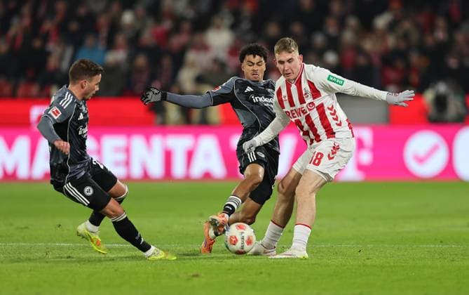 22.11.2025, Fussball Bundesliga, 1. FC Köln - Eintracht Frankfurt, v.l., Mario Götze (Eintracht Frankfurt), Nathaniel Brown (Eintracht Frankfurt), Isak Johannesson (1. FC Köln) DFL DFB REGULATIONS PROHIBIT ANY USE OF PHOTOGRAPHS AS IMAGE SEQUENCES AND OR QUASI-VIDEO. xdcx Copyright: HMBxMedia Claus