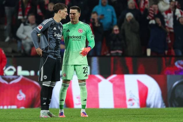 1. Bundesliga - 25 26 - 1. FC Köln - Eintracht Frankfurt am 22.11.2025 im RheinEnergieSTADION in Köln Diskussionen bei Robin Koch (Frankfurt 4) und Torwart Michael Zetterer (Frankfurt 23) nach dem Tor zum 1 zu 0 durch Jakub Kaminski (Koeln 16)