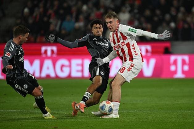22.11.2025, xjhx, Fussball 1.Bundesliga, 1.FC Koeln - Eintracht Frankfurt v.l. Mario Götze Goetze (Eintracht Frankfurt) Nathaniel Brown (Eintracht Frankfurt) Isak Johannesson (1.FC Köln, Koeln) Zweikampf, Aktion, action, battle for the ball (DFL DFB REGULATIONS PROHIBIT ANY USE OF PHOTOGRAPHS as IMAGE SEQUENCES and or QUASI-VIDEO) Koeln