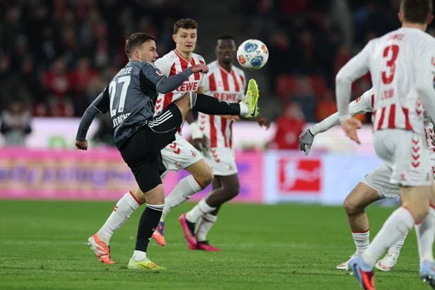 GER, 1.FBL, 1. FC Koeln vs. Eintracht Frankfurt 22.11.2025, Rheinenergie Stadion, Koeln, GER, 1.FBL, 1. FC Koeln vs. Eintracht Frankfurt, im Bild: Mario Götze Goetze (Frankfurt 27), im Zweikampf gegen Eric Martel (FC Koeln 6),