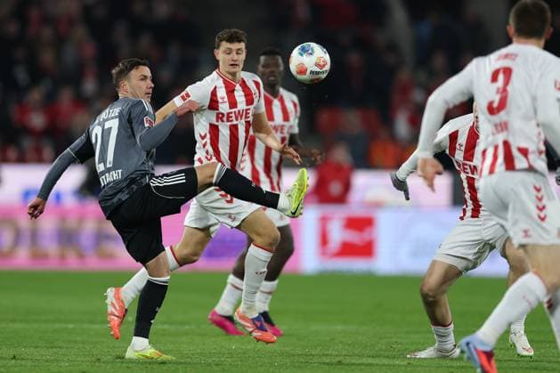 GER, 1.FBL, 1. FC Koeln vs. Eintracht Frankfurt 22.11.2025, Rheinenergie Stadion, Koeln, GER, 1.FBL, 1. FC Koeln vs. Eintracht Frankfurt, im Bild: Mario Götze Goetze (Frankfurt 27), im Zweikampf gegen Eric Martel (FC Koeln 6),