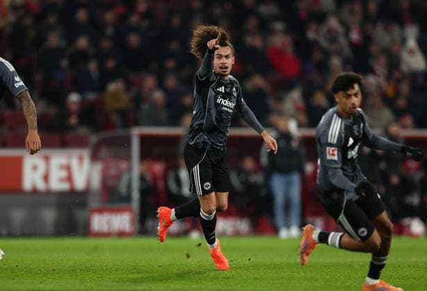 22.11.2025, Fussball Bundesliga, 1. FC Köln - Eintracht Frankfurt, v.l., Torjubel zum 1:1 durch Arthur Theate (Eintracht Frankfurt), Goal celebration, celebrate the goal DFL DFB REGULATIONS PROHIBIT ANY USE OF PHOTOGRAPHS AS IMAGE SEQUENCES AND OR QUASI-VIDEO. xdcx Copyright: HMBxMedia Claus