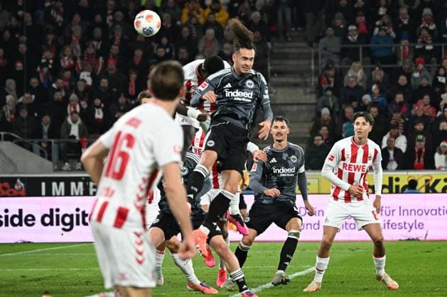 22.11.2025, xjhx, Fussball 1.Bundesliga, 1.FC Koeln - Eintracht Frankfurt v.l. Arthur Theate (Eintracht Frankfurt) Torschuetze, erzielt das Tor, Treffer, scores the goal 1:1 Ragnar Ache (1.FC Köln, Koeln) (DFL DFB REGULATIONS PROHIBIT ANY USE OF PHOTOGRAPHS as IMAGE SEQUENCES and or QUASI-VIDEO) Koeln