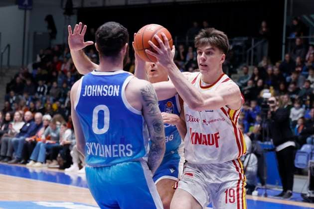 v.l. Logan Johnson (Frankfurt Skyliners, 0)and Christian Skladanowski (Fitness First Wuerzburg Baskets, 19), 22.11.2025, Basketball, BBL, Frankfurt Skyliners vs. Fitness First Wuerzburg Baskets, GER, Frankfurt, Suewag Energie ARENA. Copyright: HMBxMedia xHeikoxBecker
